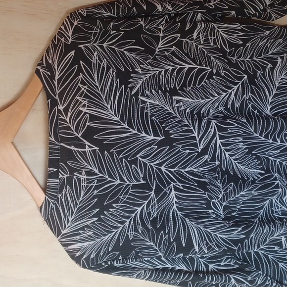 Kate Park Leaf Print V-Neck Top With Roll-Tab Sleeves Stretchy PXL - Picture 9 of 12